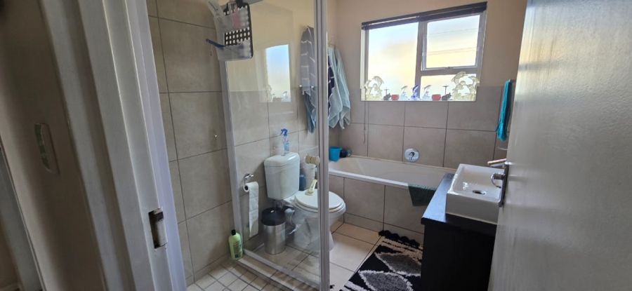 To Let 3 Bedroom Property for Rent in Uitzicht Western Cape